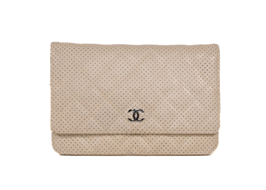 Chanel WOC cremeweiß perforiert