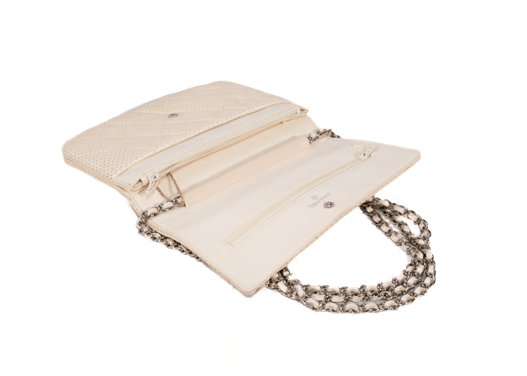 Chanel WOC cremeweiß perforiert