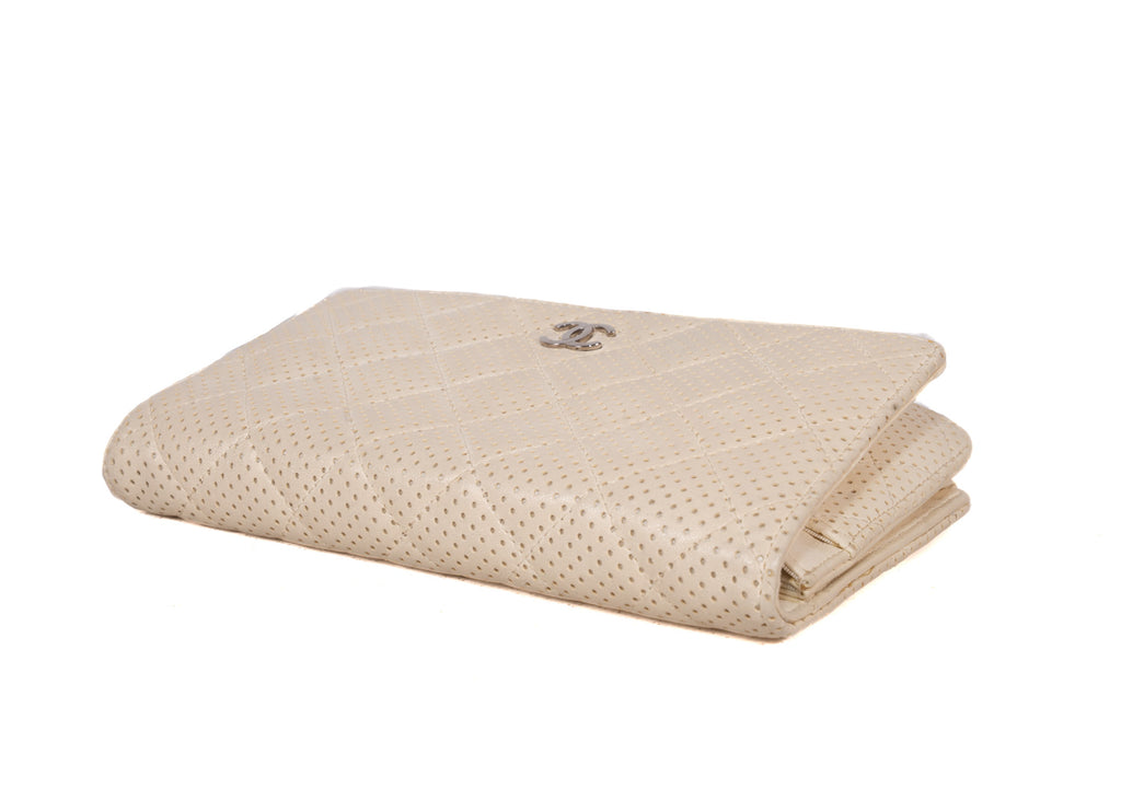 Chanel WOC cremeweiß perforiert