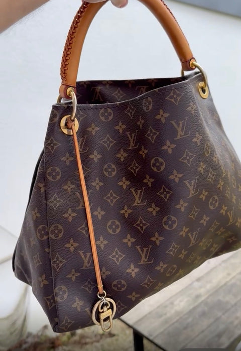 Artsy MM Monogram Canvas